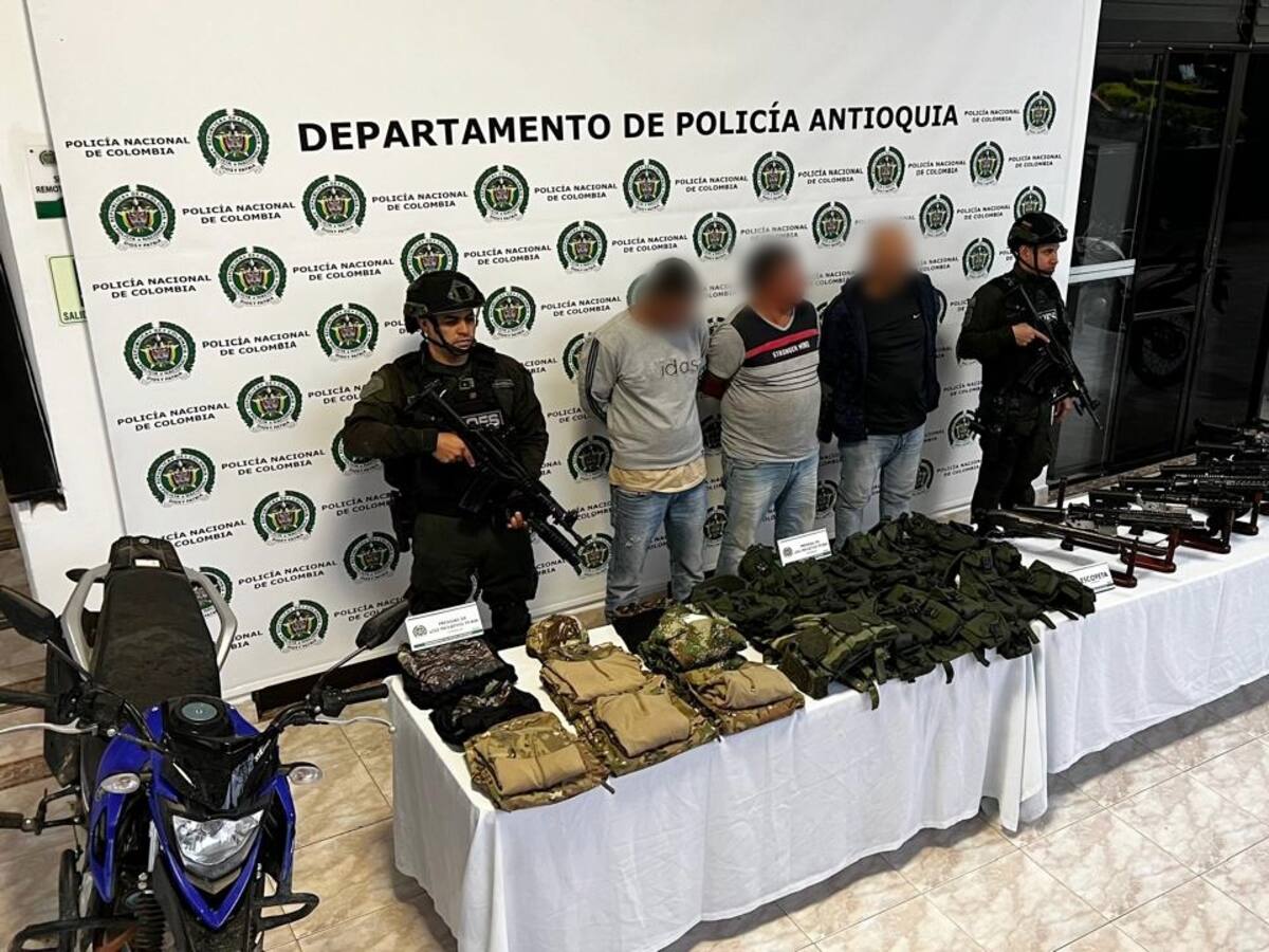 En el Oriente, incautaron un arsenal al Clan del Golfo, tres personas capturadas