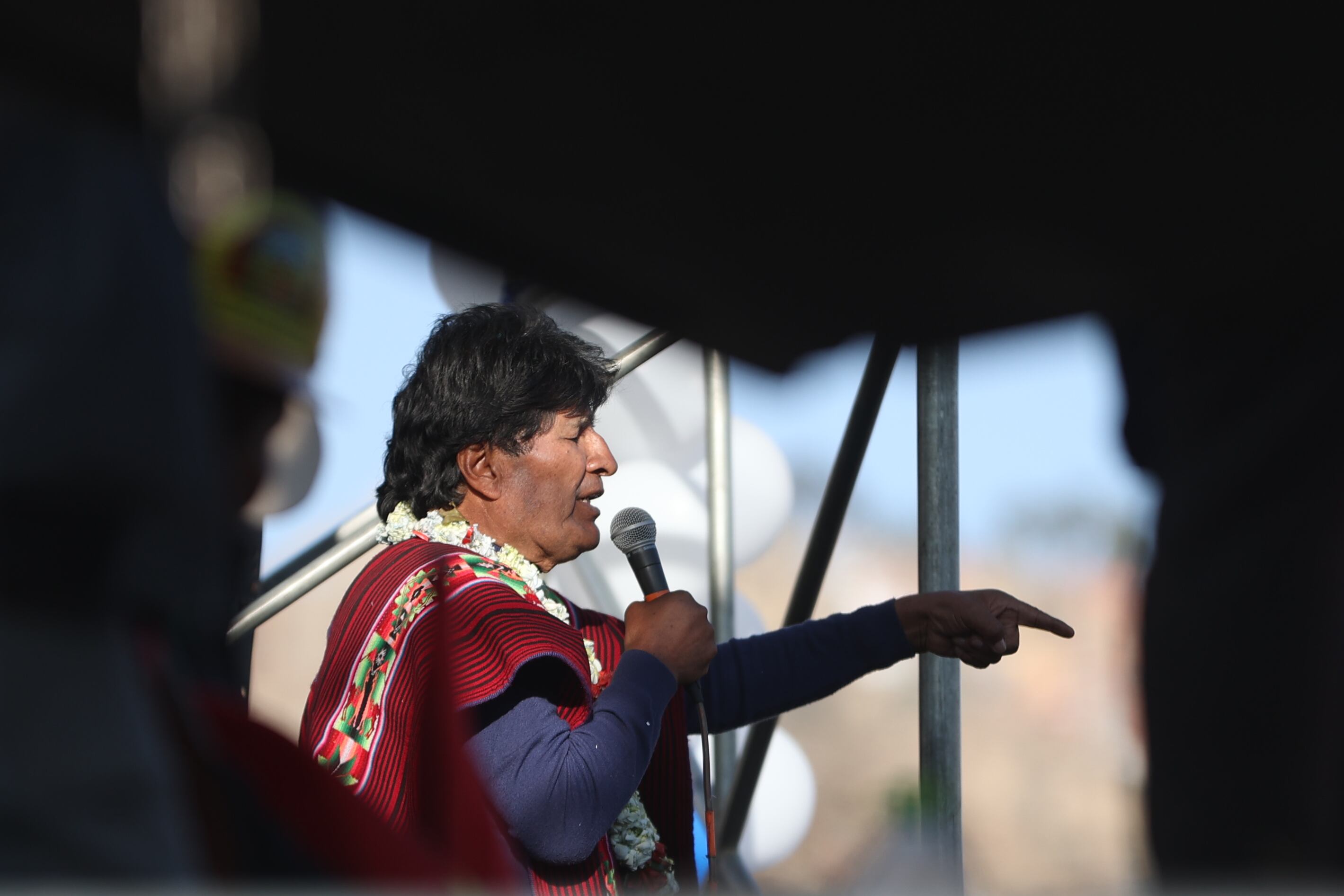 El expresidente de Bolivia y líder del oficialismo, Evo Morales, se dirige a sus seguidores durante un evento en La Paz (Bolivia). 
 EFE/ Luis Gandarillas