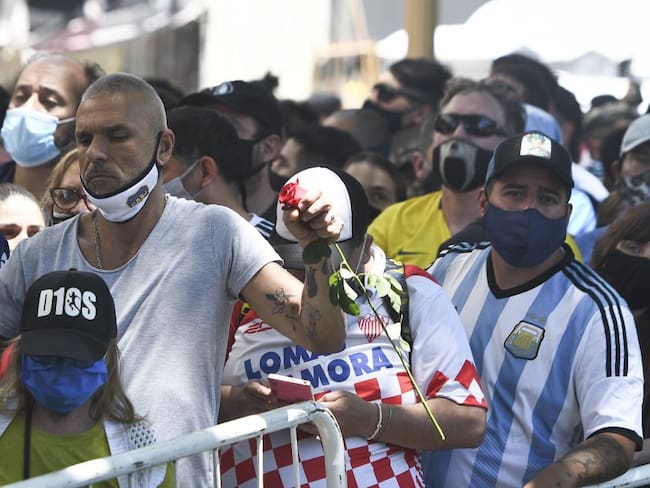 Vergüenza: Capturan a dos colombianos robando en homenaje a Maradona