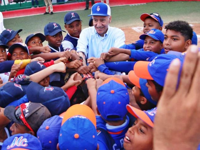 El embajador de Estados Unidos en Colombia estuvo en un partido de béisbol entre los Bravitos de Lemaitre y los Metropolitanos