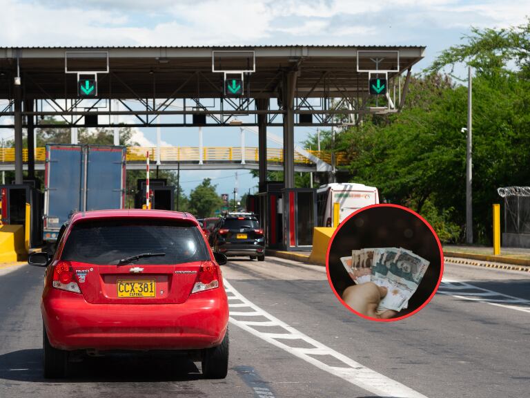 Persona con varios billetes colombianos y al fondo un peaje en Colombia (Fotos vía Getty Images)