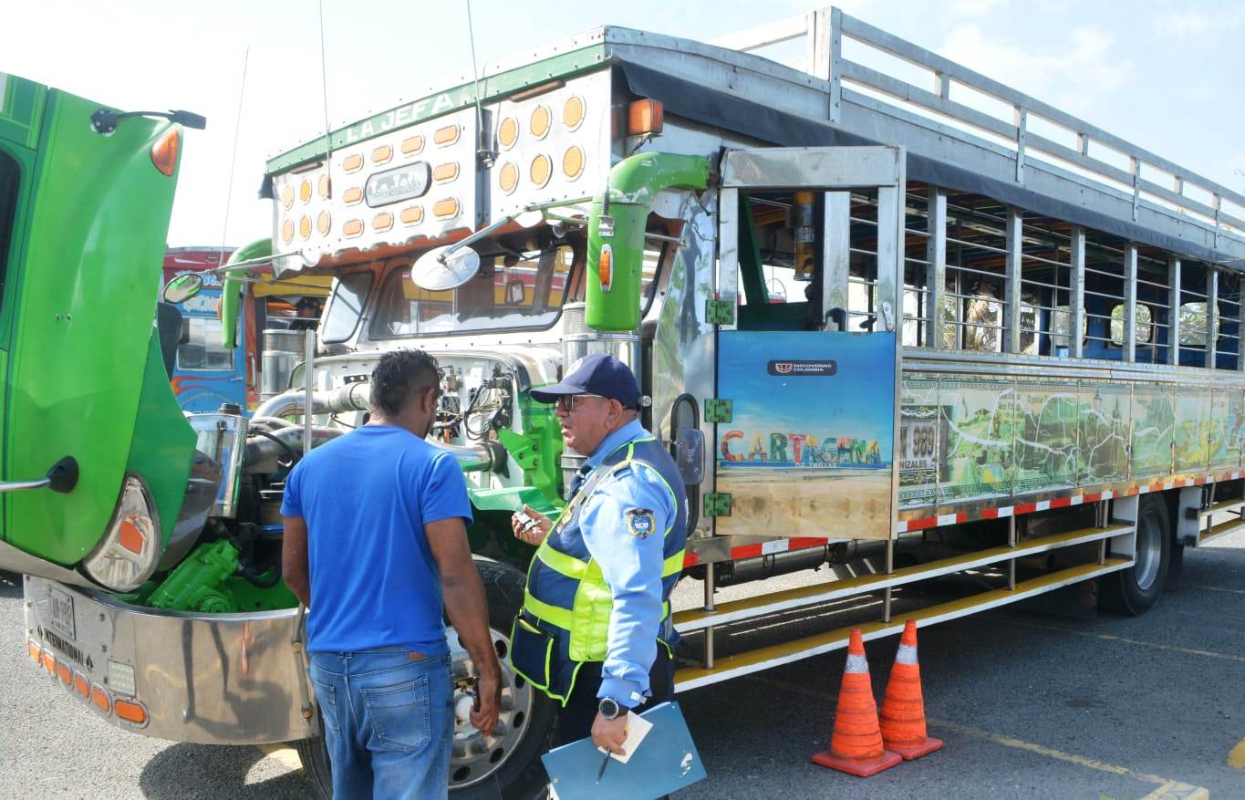 Nueve “chivas” en Cartagena fueron rechazadas al no cumplir con las condiciones para su operación