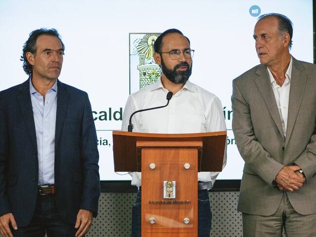 El alcalde de Medellín, Federico Gutiérrez, se reunió con el ministro de Minas, Andrés Camacho, y el gerente de EPM, Jhon Maya Salazar. Foto: Alcaldía Distrital.