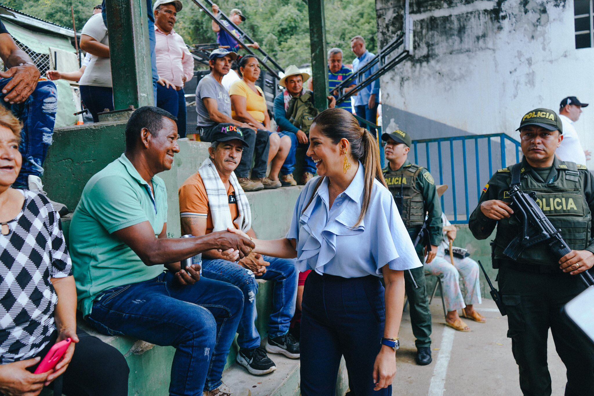 Adriana Matiz en reunión con los firmantes de paz en el sector de Boquerón.