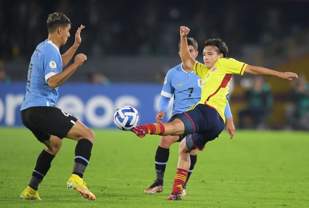 Mateo Ponte de Uruguay y Juan Castilla de Colombia en el Sudamericano Sub-20 (Photo by DANIEL MUNOZ / AFP) (Photo by DANIEL MUNOZ/AFP via Getty Images)