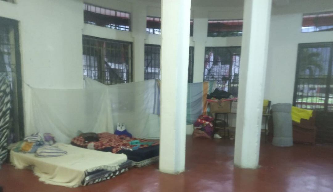 Así viven las  tres persnas que aún están en el albergue del coliseo Las Ferias. 