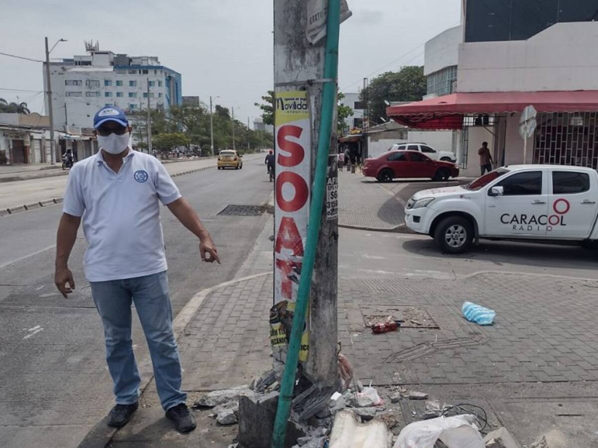 Un poste está en riesgo de caer en la Av. Pedro de Heredia