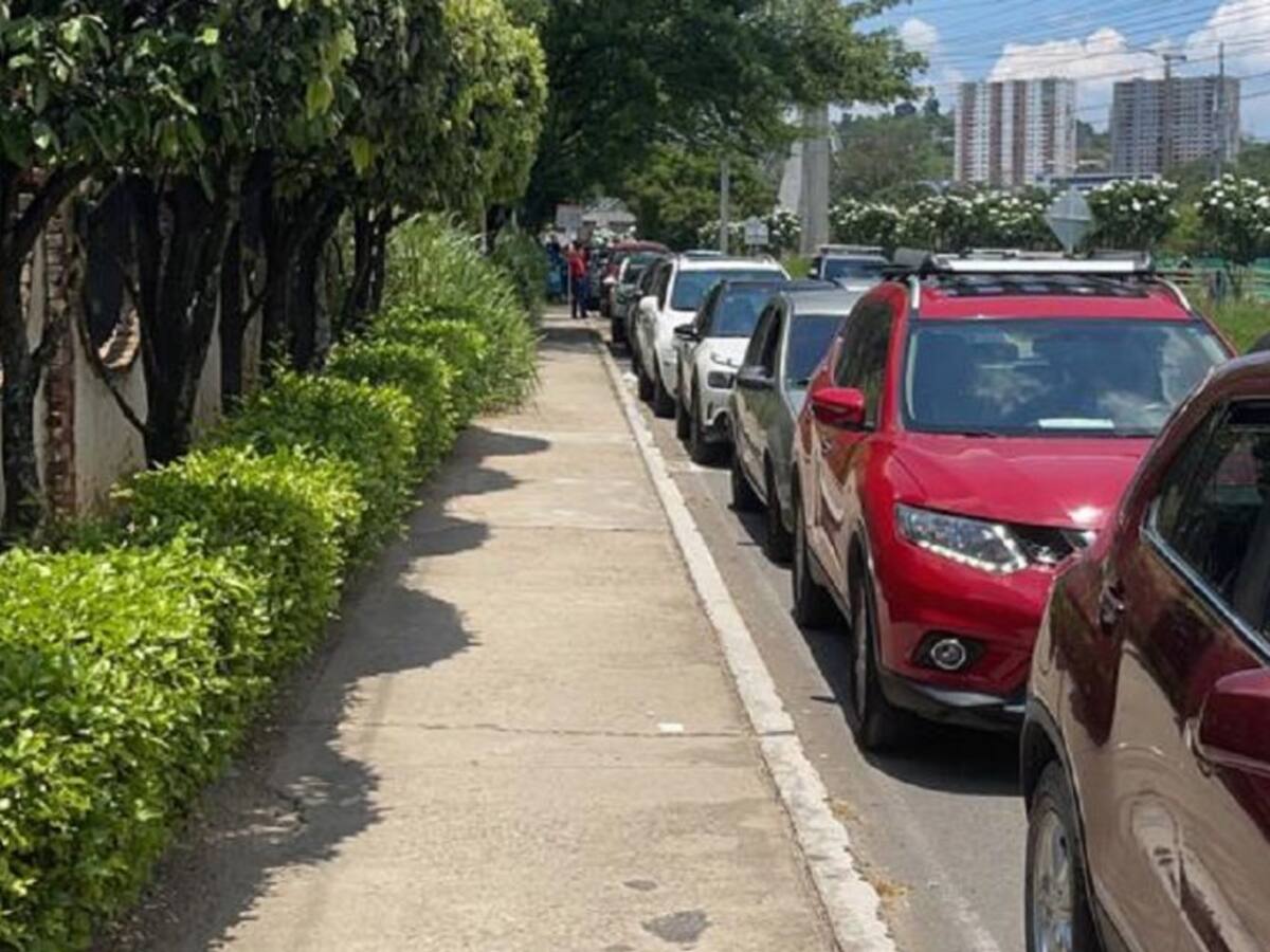 Denuncian filas de varias horas para vacunación en carro en Floridablanca