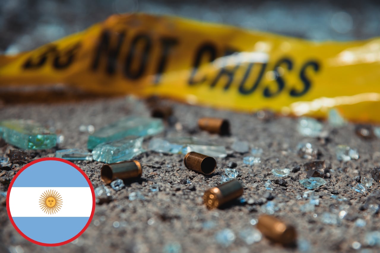 Imagen de referencia. Escena del crimen y bandera de Argentina Getty Images.