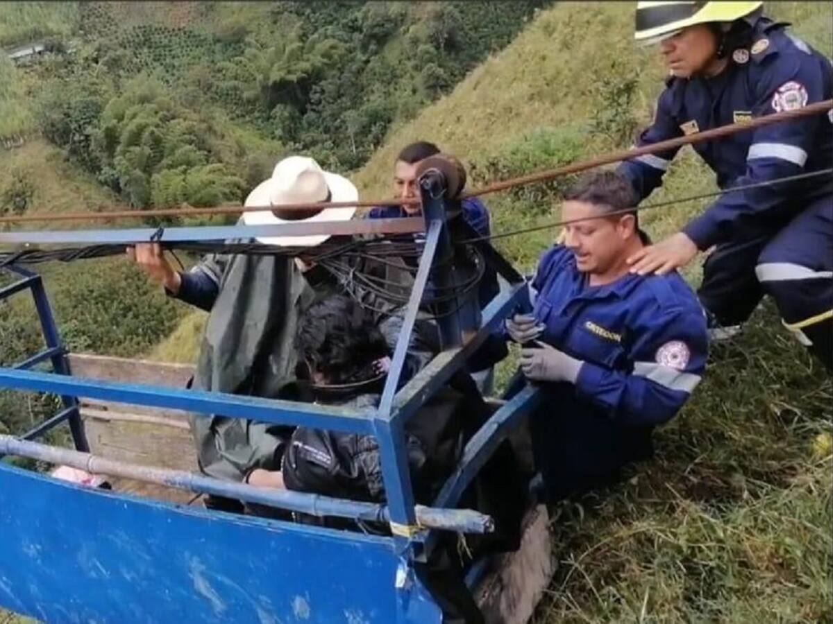 En Montebonito, Caldas, 3 personas fueron rescatadas de una garrucha de carga