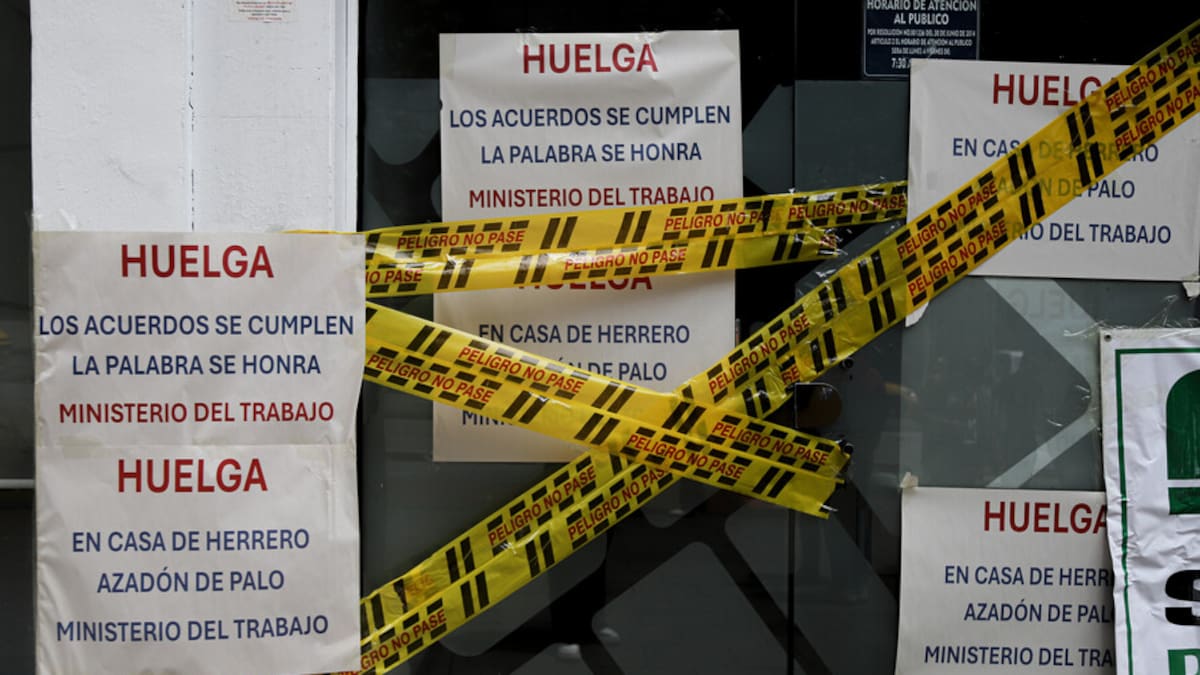 Funcionarios de MinTrabajo entran a la fuerza a sede en Bogotá, exigen reanudar operación