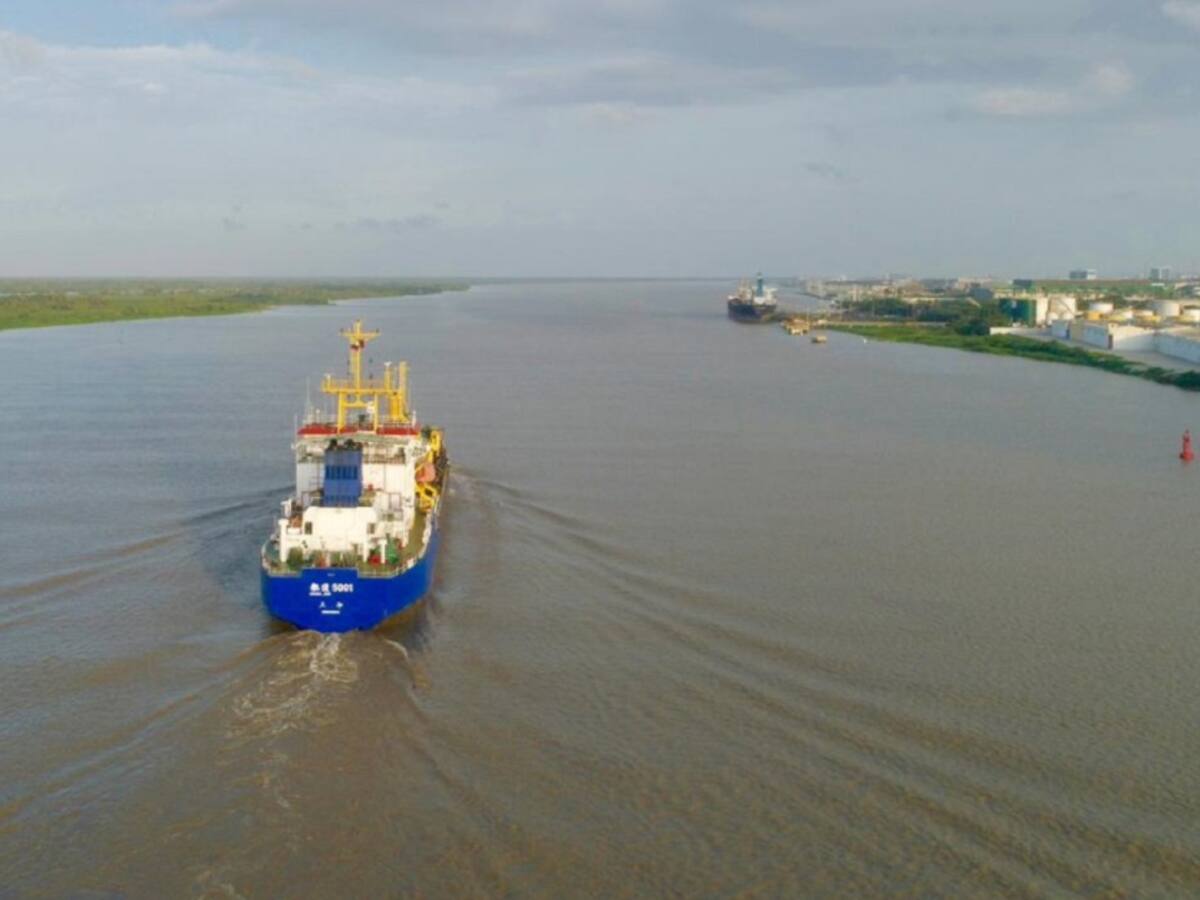 Draga china se mantiene en zona de fondeo por una avería