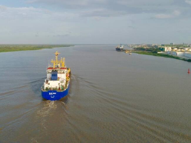 Draga china se mantiene en zona de fondeo por una avería