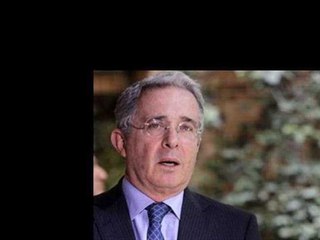 Militares no pueden ser nivelados con el terrorismo: Uribe