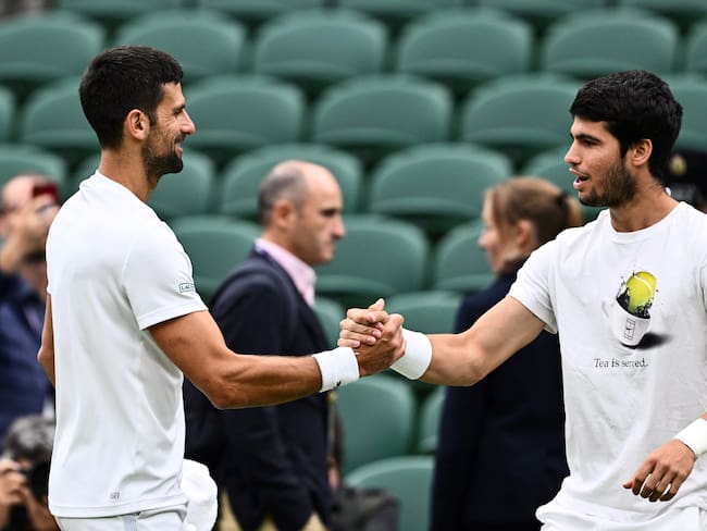 Djokovic y Alcaraz antes de las semifinales de Wimbledon 2023. (Photo by SEBASTIEN BOZON/AFP via Getty Images)