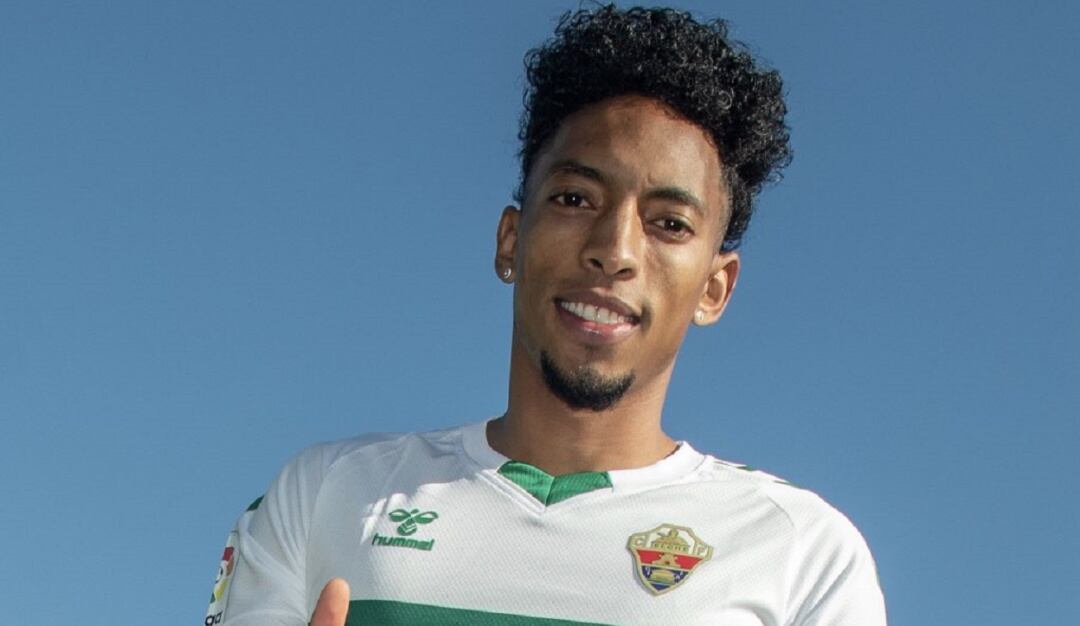 John Mojica porta los colores de su nuevo equipo.