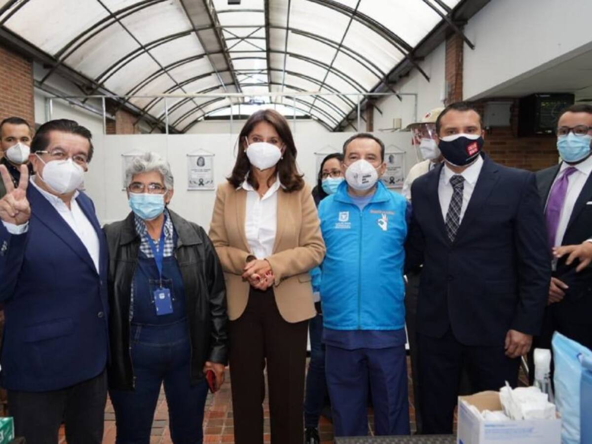 Ministro de Salud acompañó el inicio de la vacunación en Bogotá