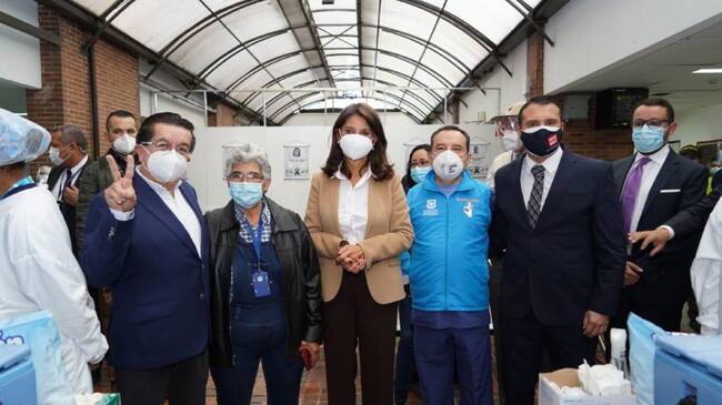 Ministro de Salud acompañó el inicio de la vacunación en Bogotá