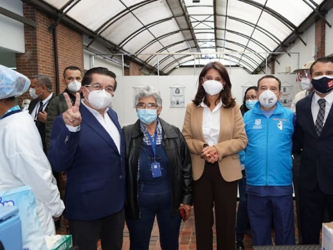 Ministro de Salud acompañó el inicio de la vacunación en Bogotá