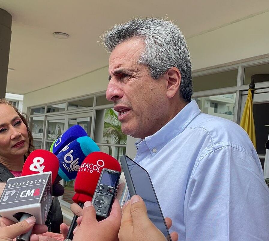 Luis Fernando Velasco - Ministro del Interior - Caracol Radio Pereira.