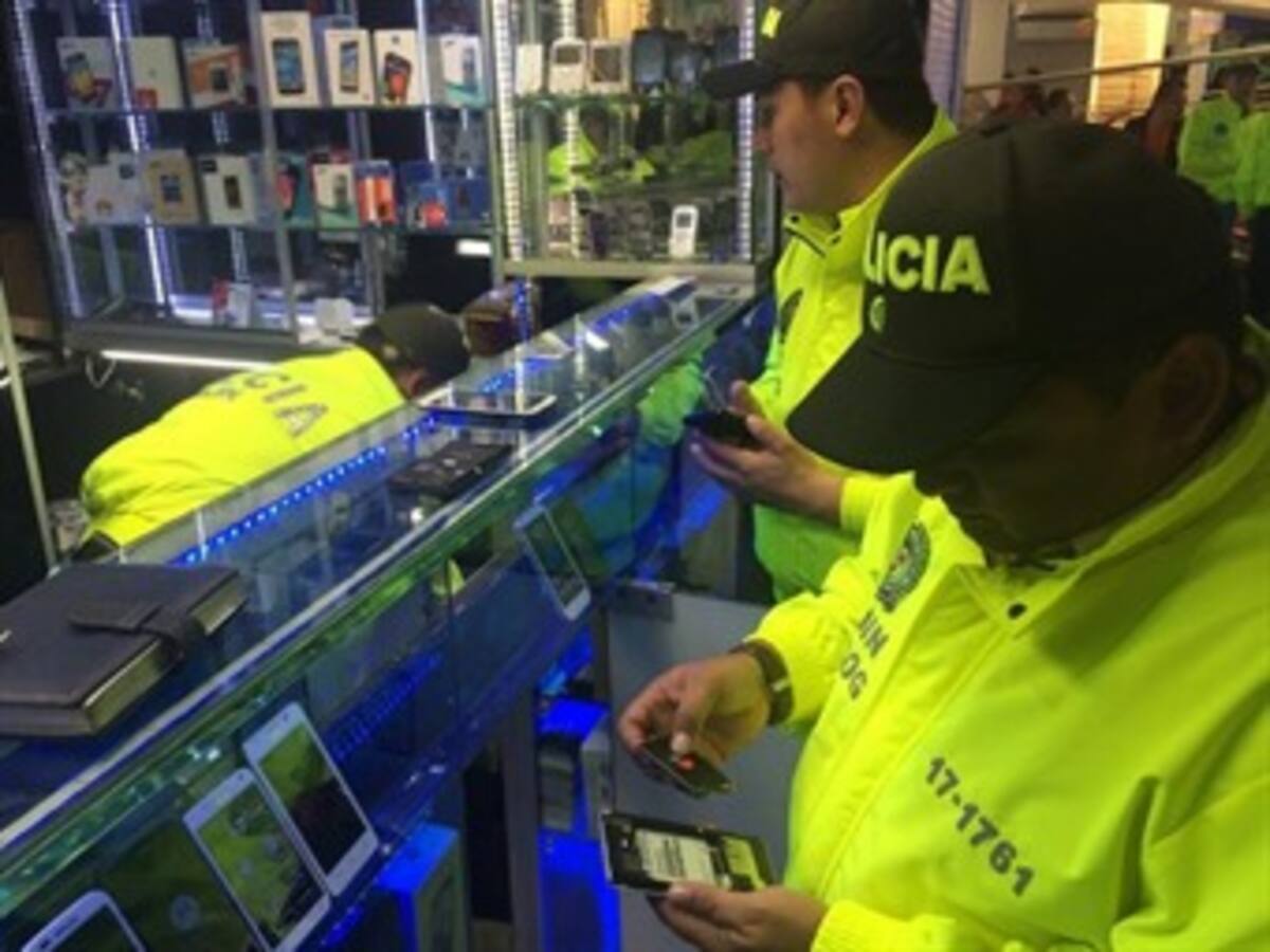 Petro demandará a operadores por presunta complicidad en robo de celulares