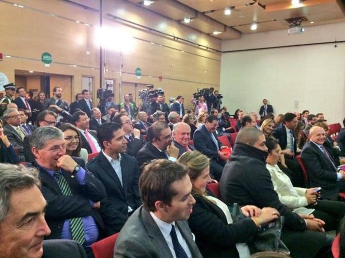 El lanzamiento, contó con la presencia del presidente Juan Manuel Santos y también del equipo del programa 6am de Caracol Radio.