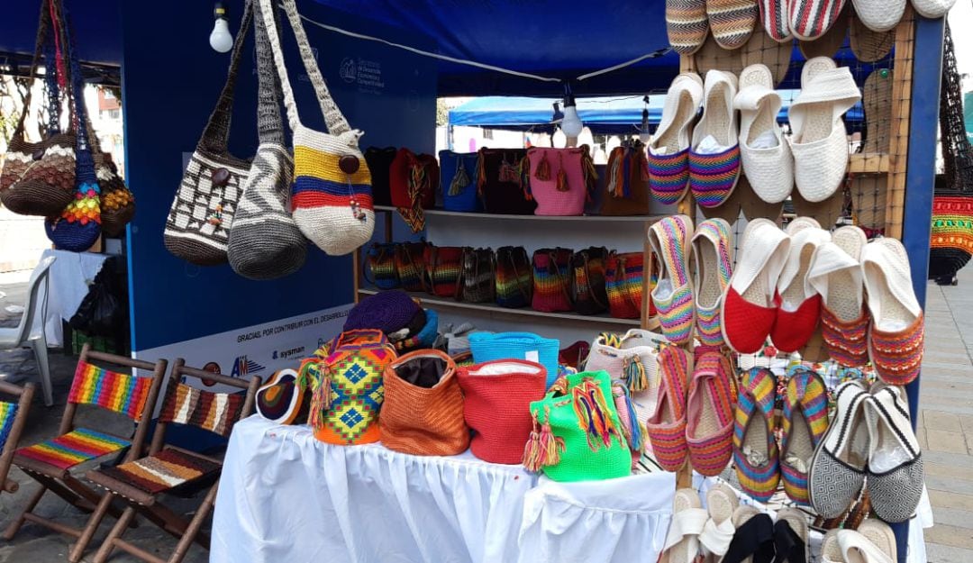 Artesanías de recuerdo para los aficionados del Tour Colombia 2.1