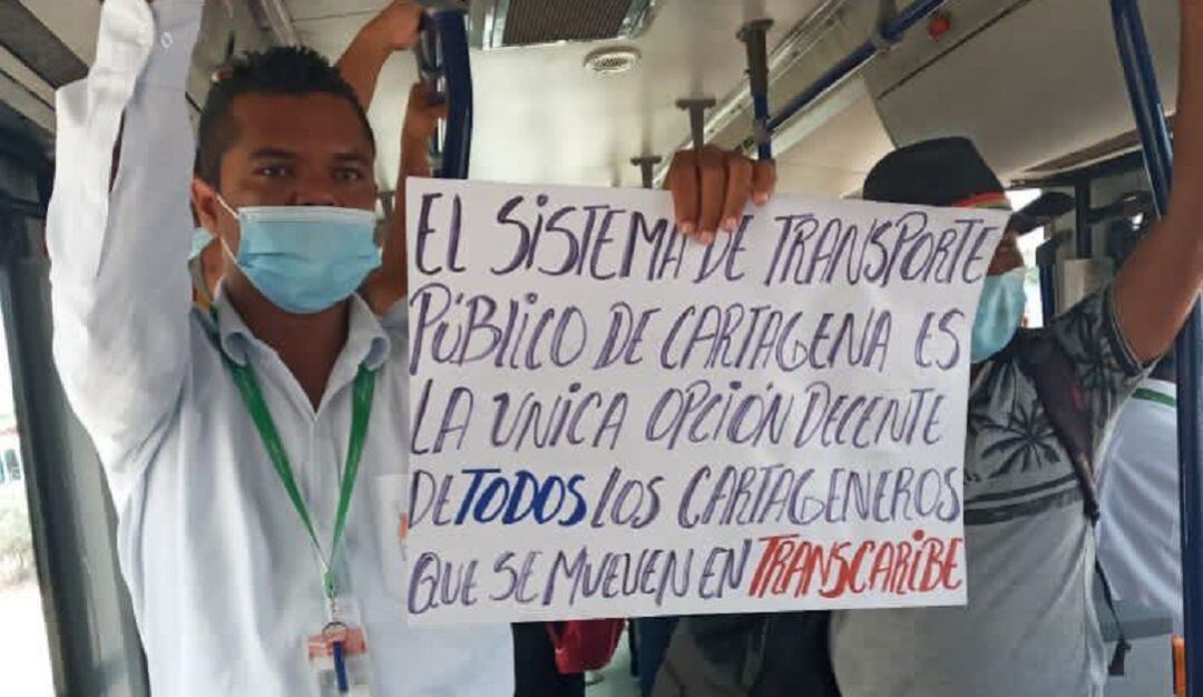 Con pancartas y carteles, los operadores notificaron a la ciudadanía las consecuencias que acarrea el déficit financiero del sistema