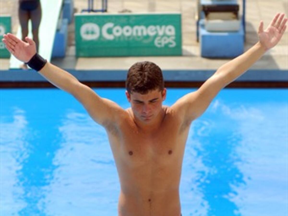 El clavadista colombiano Miguel Angel Reyes se destaca en Olimpicos de la Juventud en Singapur