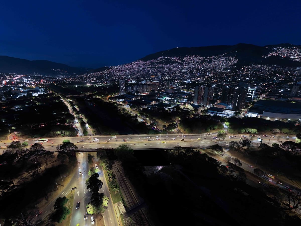 Medellín moderniza el alumbrado público del puente Horacio Toro tras 20 años