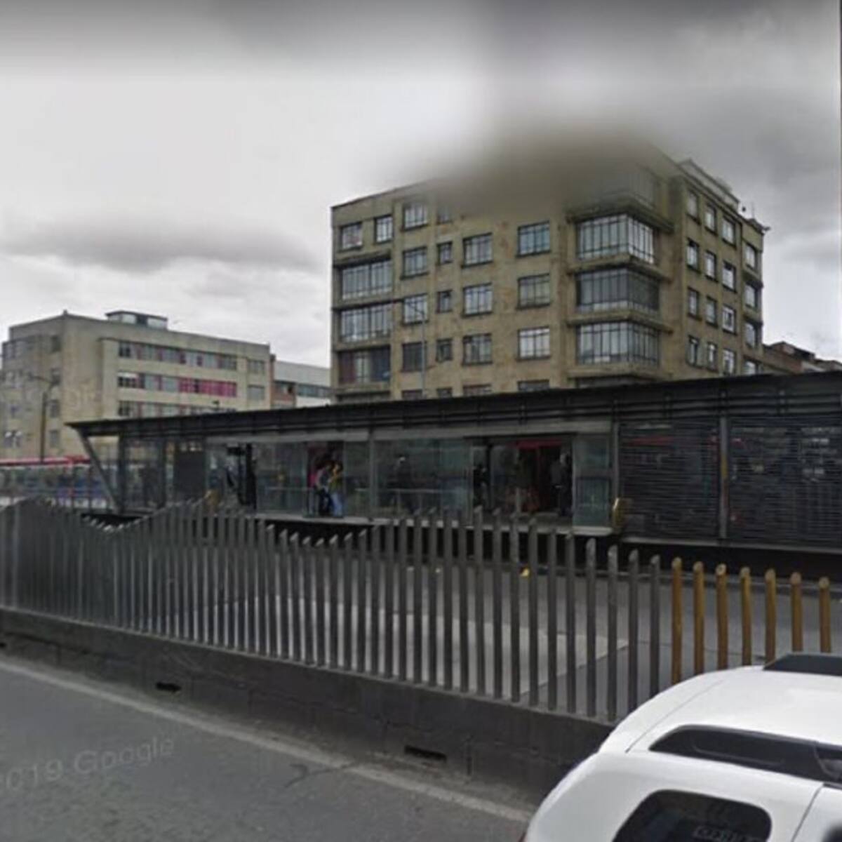 No contento con robarle el celular, la botó de vagón de la estación de TM