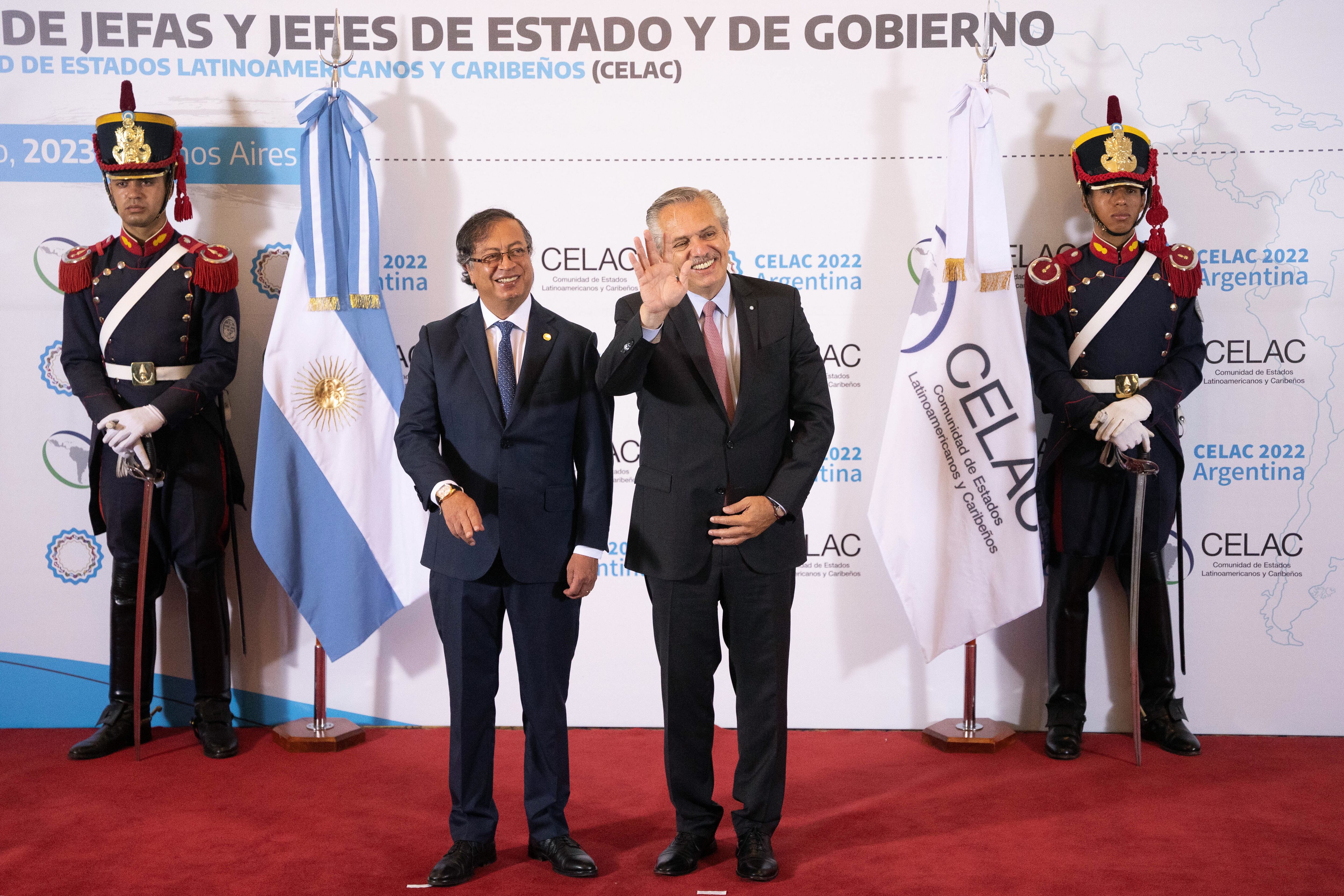 Encuentro entre los presidentes Gustavo Petro, de Colombia (izq) y Alberto Fernández, de Argentina (der), durante el inicio de la Cumbre de la Celac. 
(Foto: Getty Images/Getty Images)