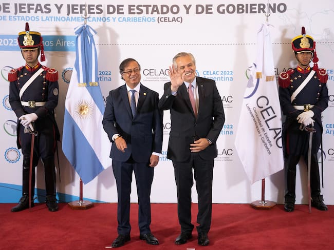 Encuentro entre los presidentes Gustavo Petro, de Colombia (izq) y Alberto Fernández, de Argentina (der), durante el inicio de la Cumbre de la Celac. 
(Foto: Getty Images/Getty Images)