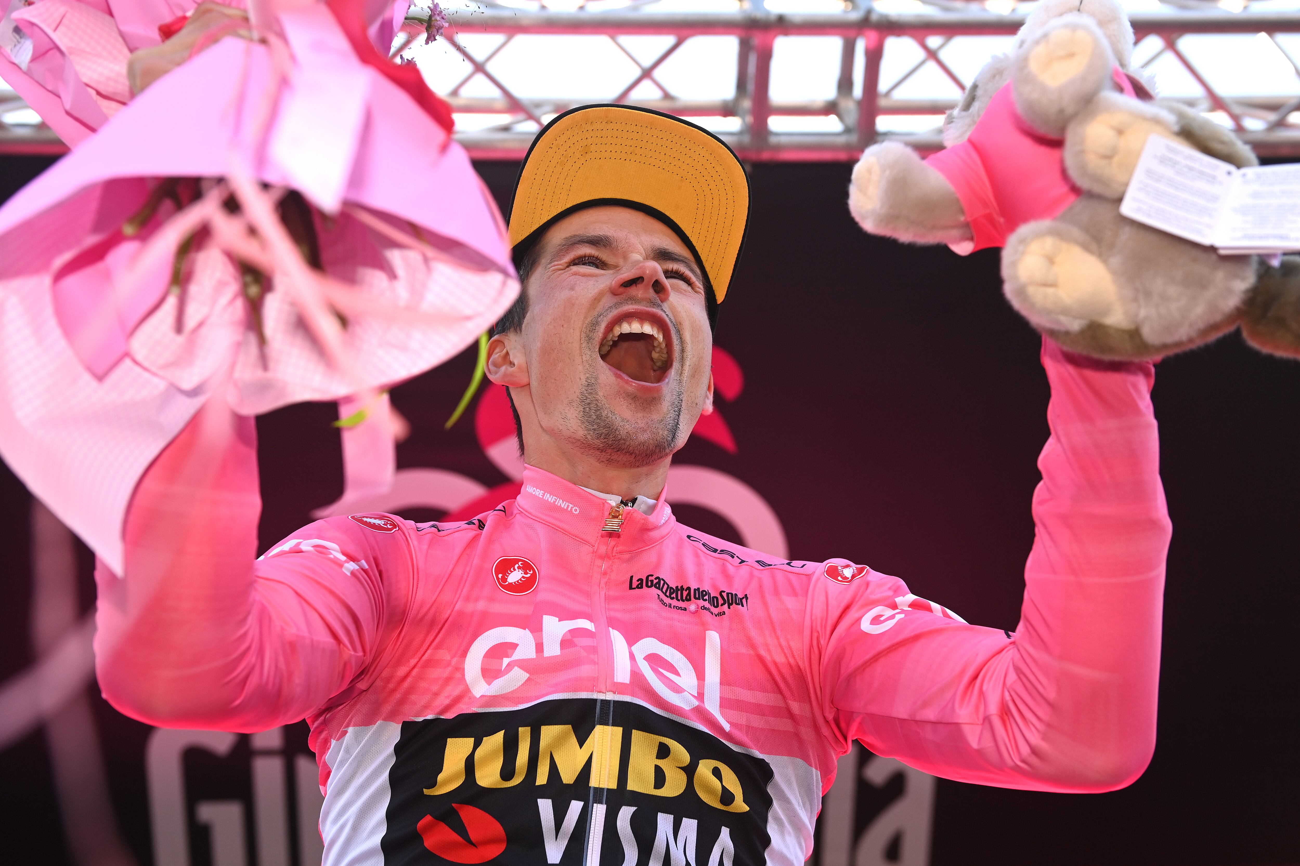 Primoz Roglic festeja eufórico en el podio de la etapa 20 del Giro. (Photo by Tim de Waele/Getty Images)