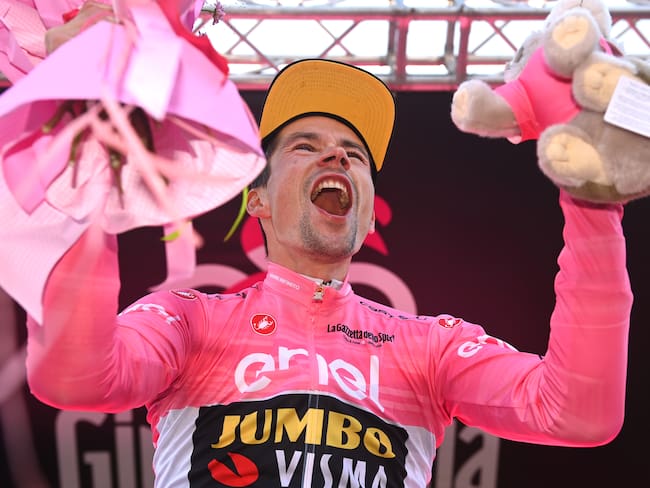Primoz Roglic festeja eufórico en el podio de la etapa 20 del Giro. (Photo by Tim de Waele/Getty Images)