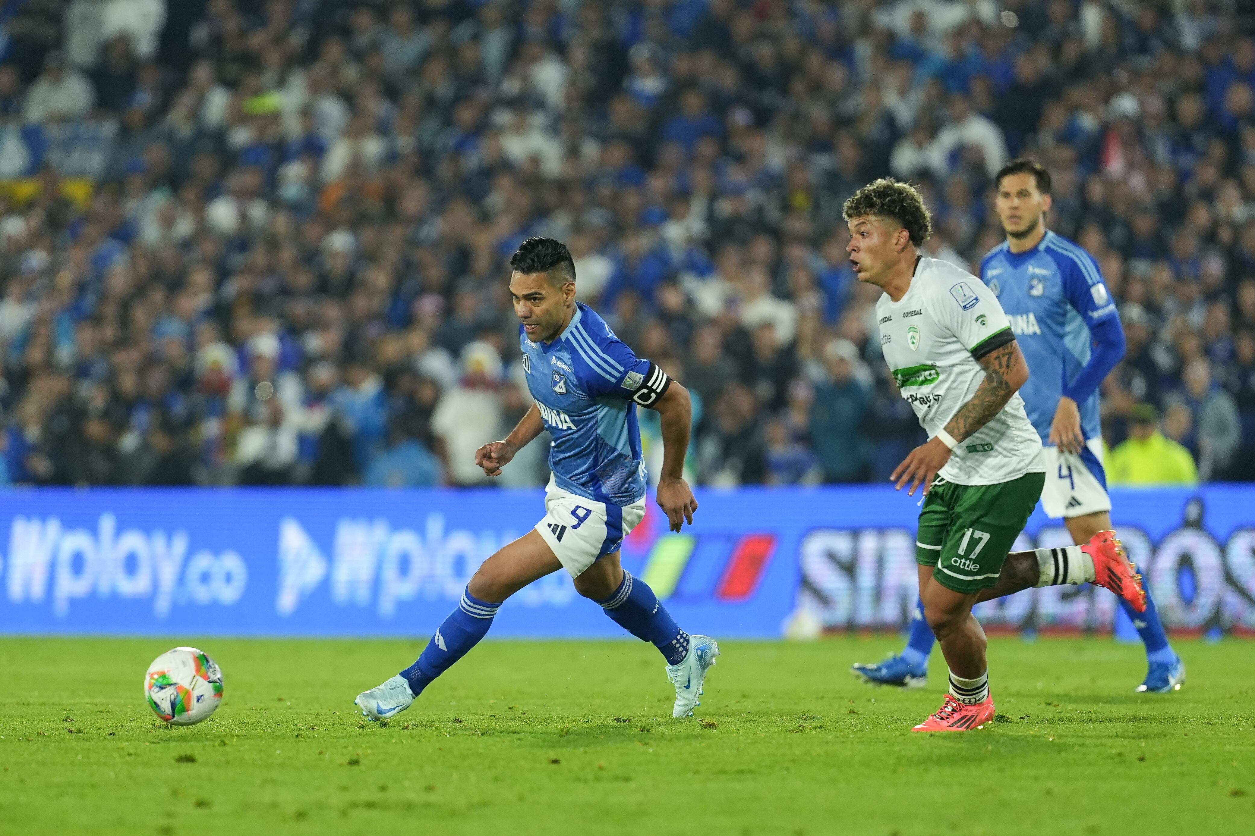Radamel Falcao García junto con Élan Ricardo en un duelo entre Millonarios y La Equidad. (Photo by Andres Rot/Getty Images)