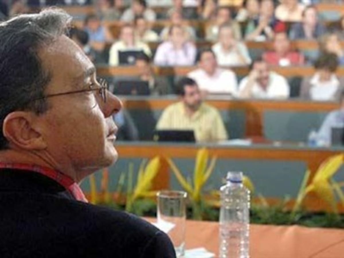 Uribe dice que acogerá 'rigurosamente' el concepto de la Procuraduría