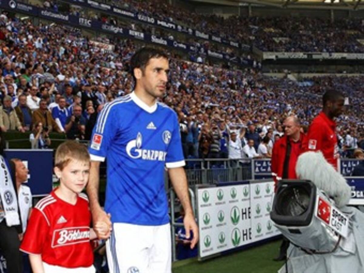 Raúl se despide en casa del Schalke 04 con un gol