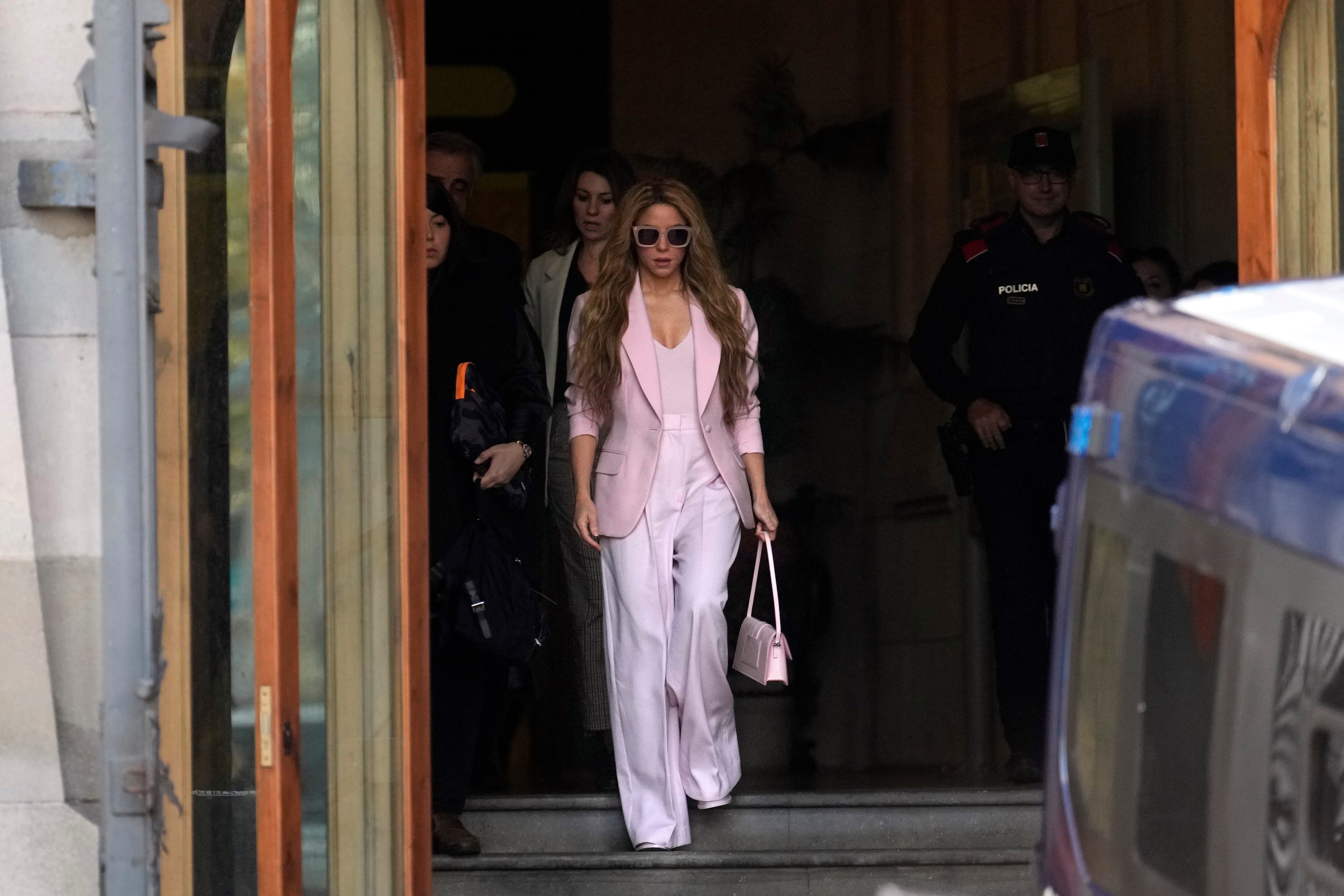 Shakira a su salida de la Audiencia de Barcelona tras aceptar el pago de una multa millonaria a cambio de una rebaja de condena que evitará su entrada en prisión. EFE/Enric Fontcuberta