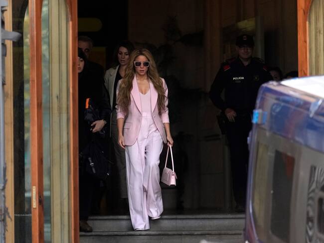 Shakira a su salida de la Audiencia de Barcelona tras aceptar el pago de una multa millonaria a cambio de una rebaja de condena que evitará su entrada en prisión. EFE/Enric Fontcuberta
