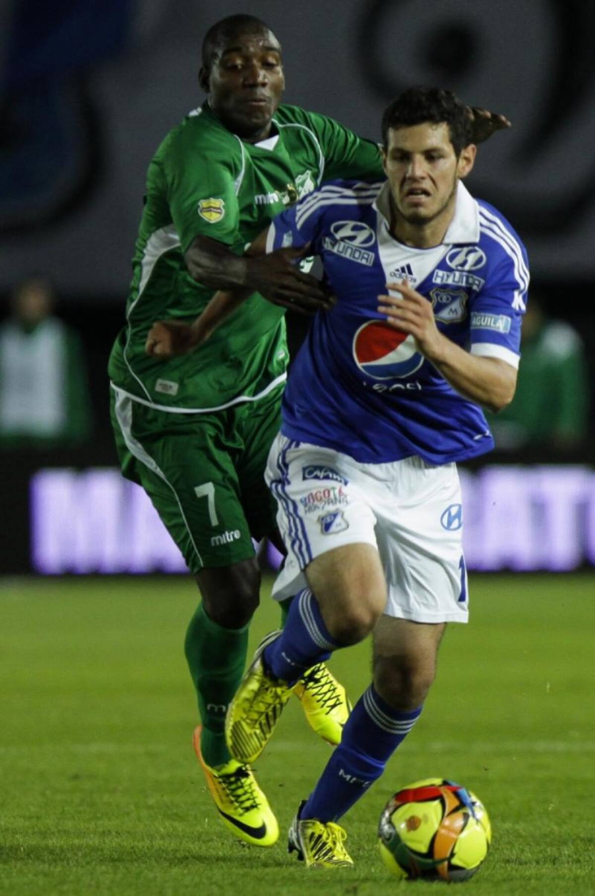 Edixon Perea y Pedro Franco durante el juego en Bogotá.
