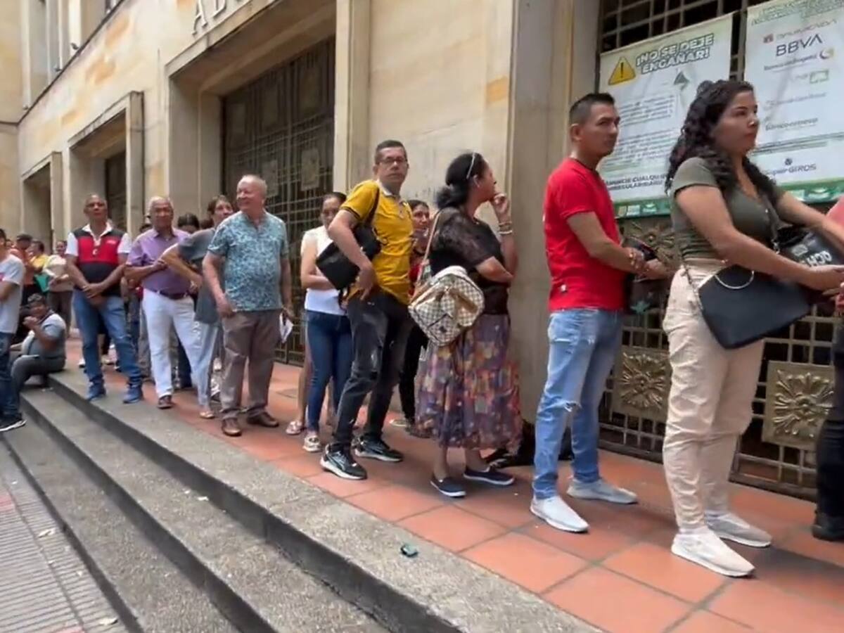 Larga fila de contribuyentes en Cúcuta que buscan acogerse a descuentos