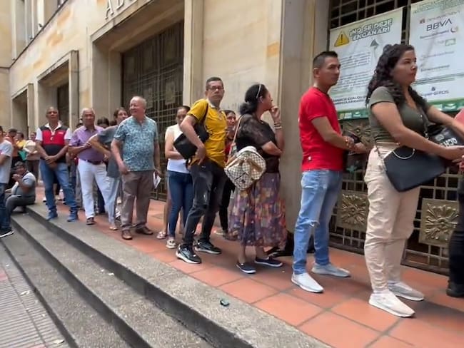 Larga fila de contribuyentes en Cúcuta que buscan acogerse a descuentos. / Foto: Caracol Radio Cúcuta.