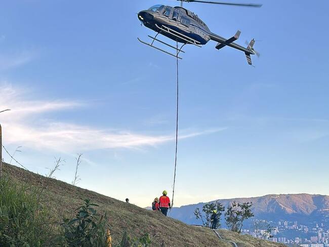 Bomberos Medellín sigue trabajando para controlar un incendio en el occidente de la ciudad