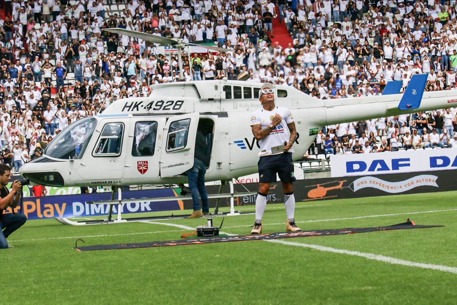 Dayro Moreno en su llegada en helicóptero al homenaje realizado por Once Caldas