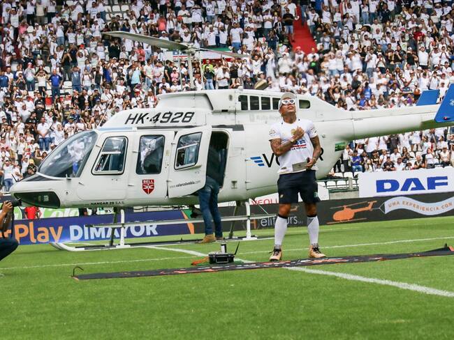 Dayro Moreno en su llegada en helicóptero al homenaje realizado por Once Caldas