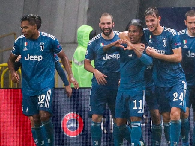 Douglas Costa clasificó a Juventus a los octavos de final de Champions