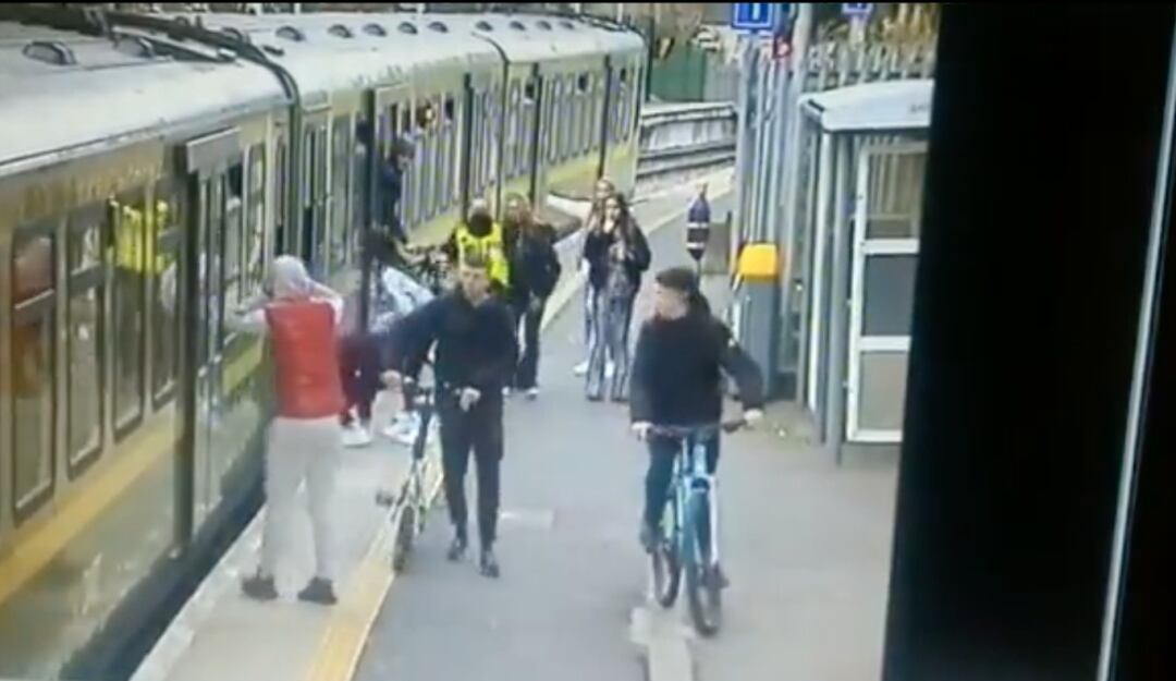 Impactántes imágenes muestran como hombres agreden y escupen mujeres