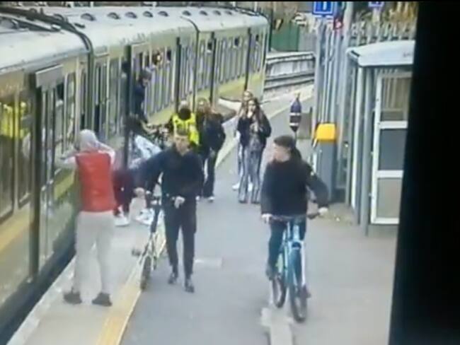 Impactántes imágenes muestran como hombres agreden y escupen mujeres