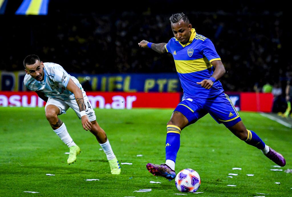 Sebastián Villa, jugador colombiano de Boca Juniors durante el juego ante Atlético Tucumán (Photo by Marcelo Endelli/Getty Images)